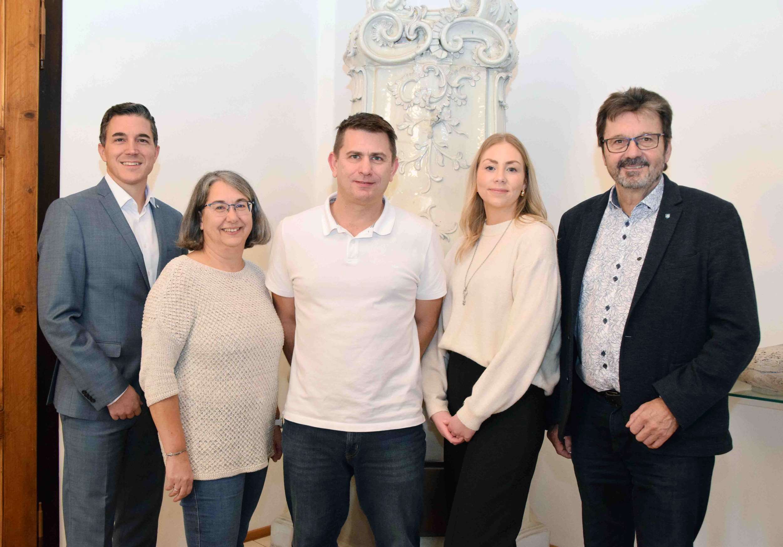 StADir. Matthias Pithan, KV Ulrike Wagner, KV Ernst Hundlinger, KV-Stv. Nina Binder und Bgm. Gerhard Lentschig haben die Kassenverwaltung neu strukturiert. Foto: Gabriele Hohenegger 